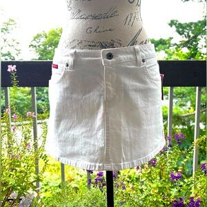 Guess Jeans Stretch Denim Mini Skirt
Size 28
New with Tag / Never Worn
White
